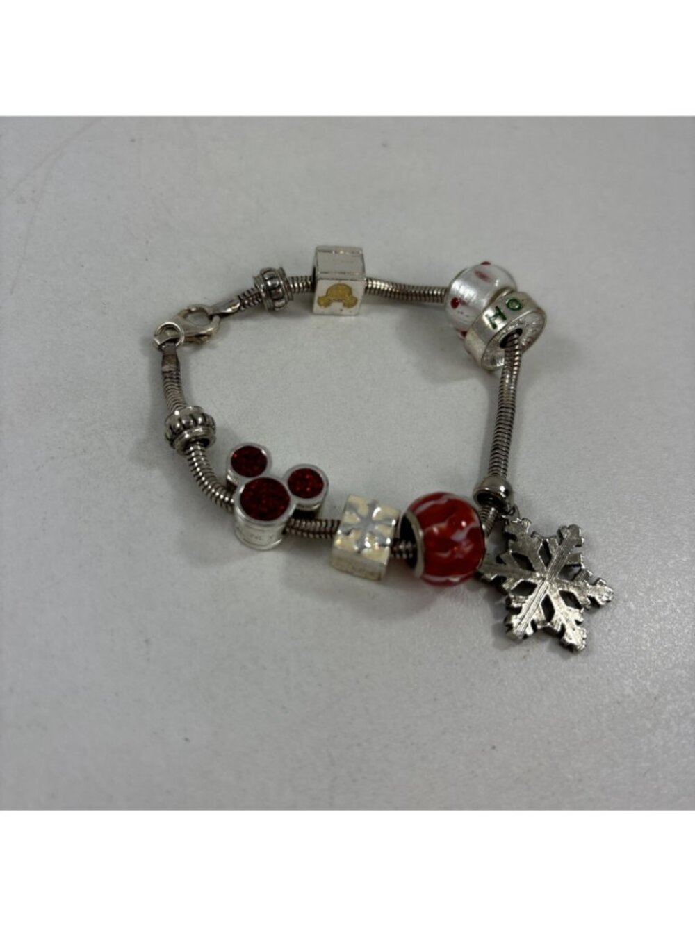 Disney Christmas 3mm Bracelet Bead Charms Mickey Red On Bracelet - Picture 2 of 5